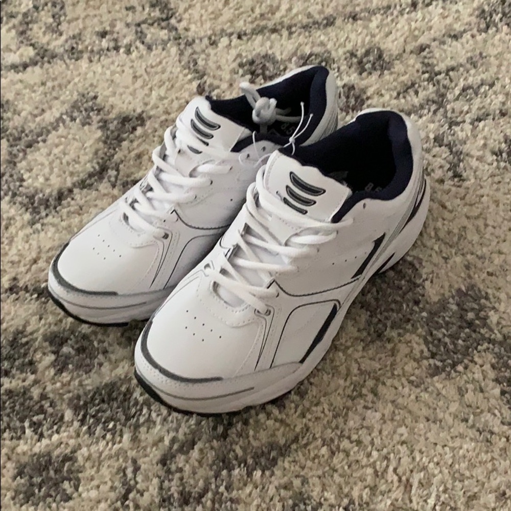Athletic shoe